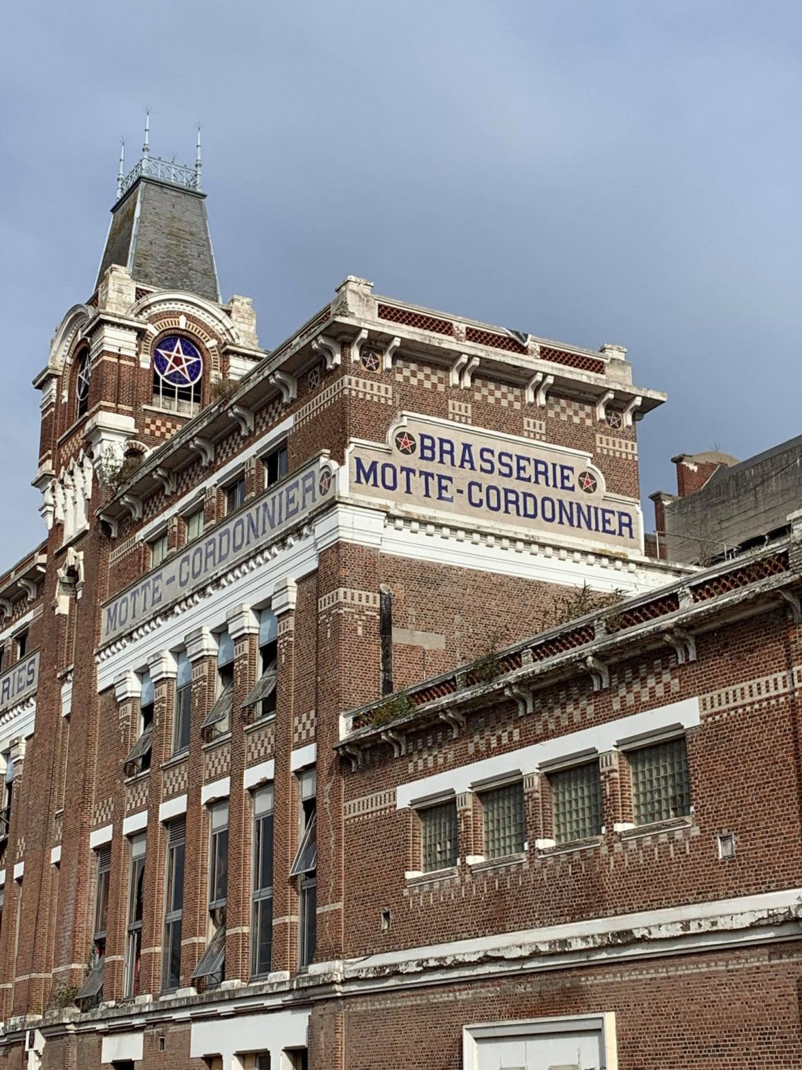 Façade extérieure de la brasserie Motte-Cordonnier située au bord de la Lys
