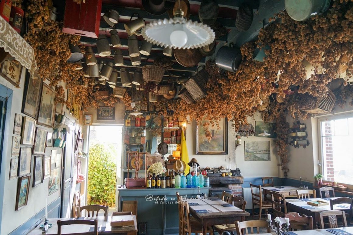 Les vieux ustensiles de cuisine font ici office de déco accrochée au plafond