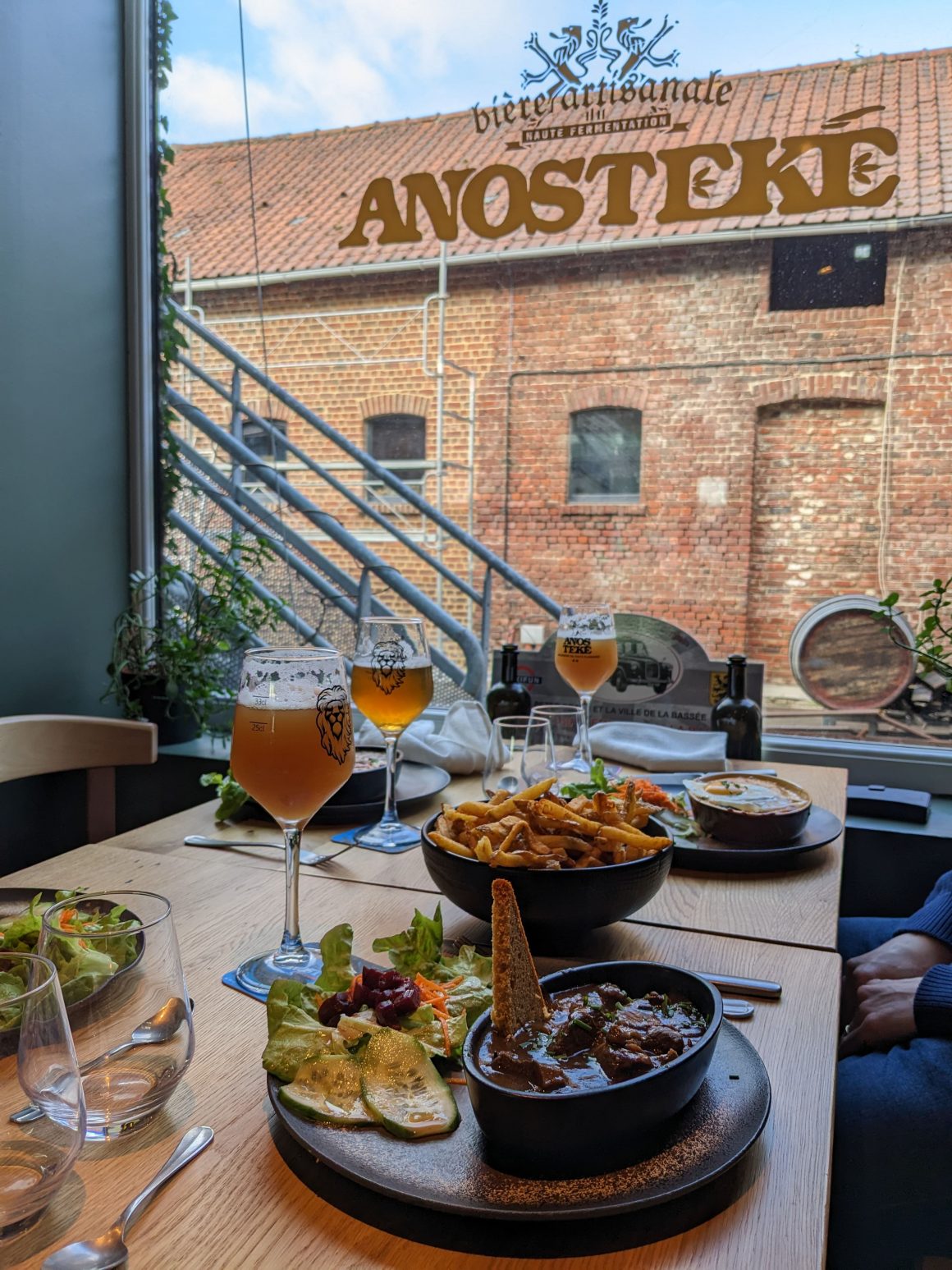 Intérieur de l'estaminet Anosteké au bord de la Lys