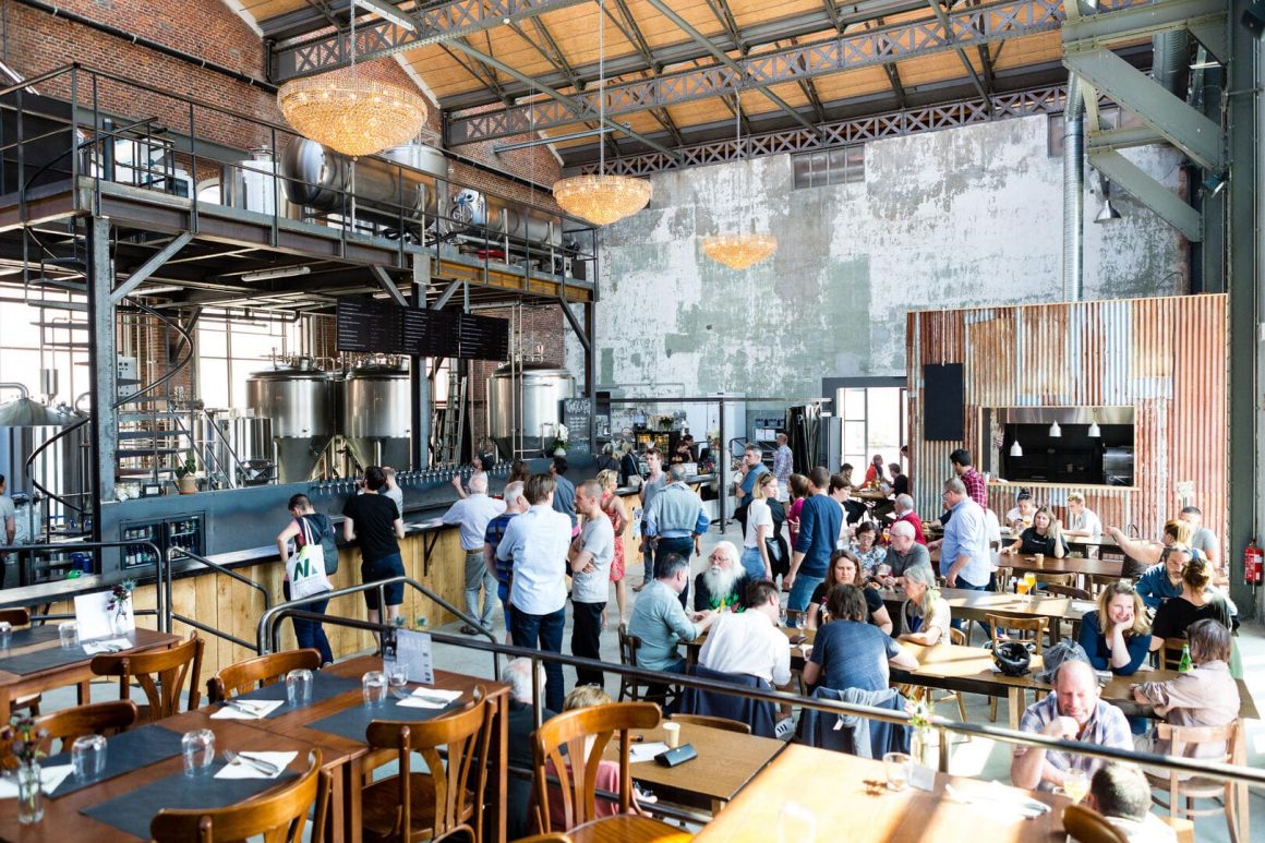 Vue intérieure de la brasserie avec ses 2 restaurants