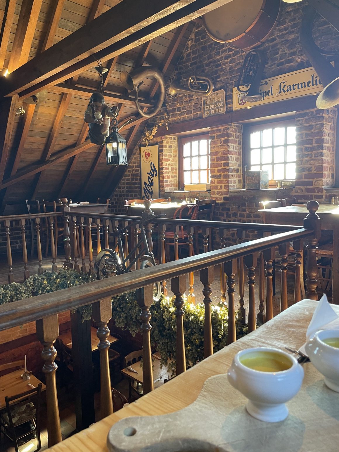 L'estaminet possède un intérieur chaleureux et typique
