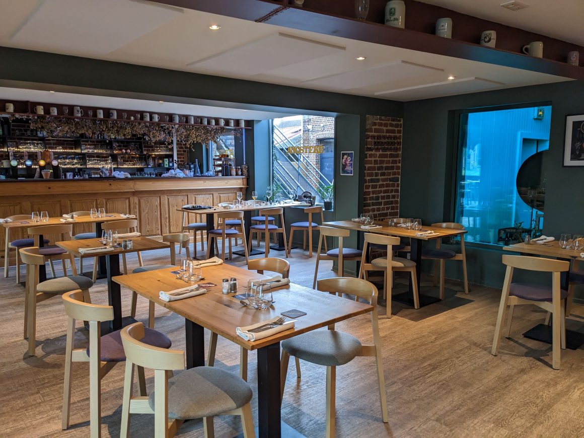 L'intérieur de l'estaminet Anosteké