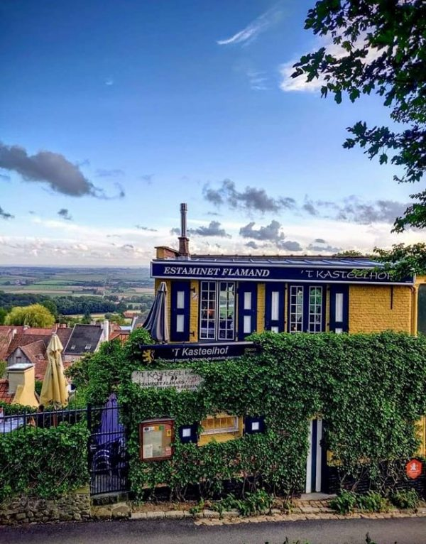 L'estaminet Kasteelhof offre une superbe vue sur la campagne flamande